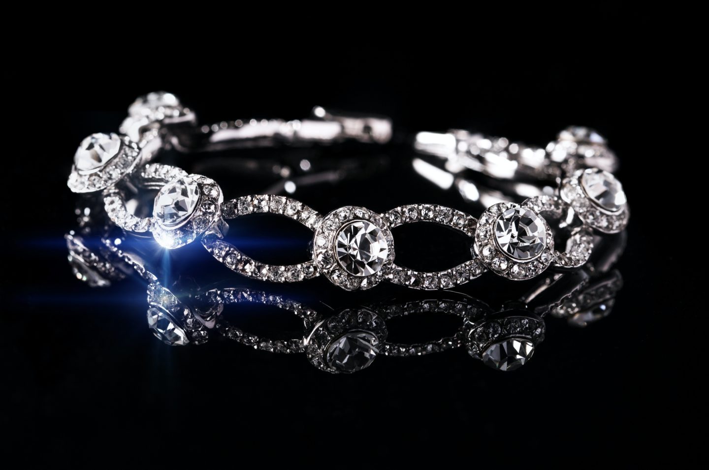 Virtual Jewelry Try-On Gets Better: Answering the Questions About AR for Jewelry Retail - picture 1 Virtual Jewelry Try-On Gets Better: Answering the Questions About AR for Jewelry Retail - photo 1